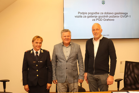 PODPIS POGODBE ZA DOBAVO GASILSKEGA VOZILA PGD GRAHOVO 09 FOTO LJUBO VUKELIČ